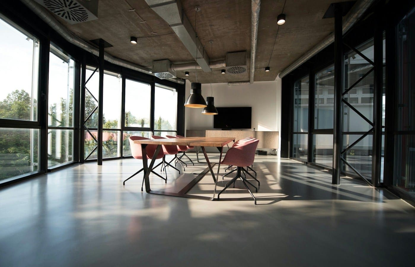 Salle de réunion vide avec une grande table et des chaises