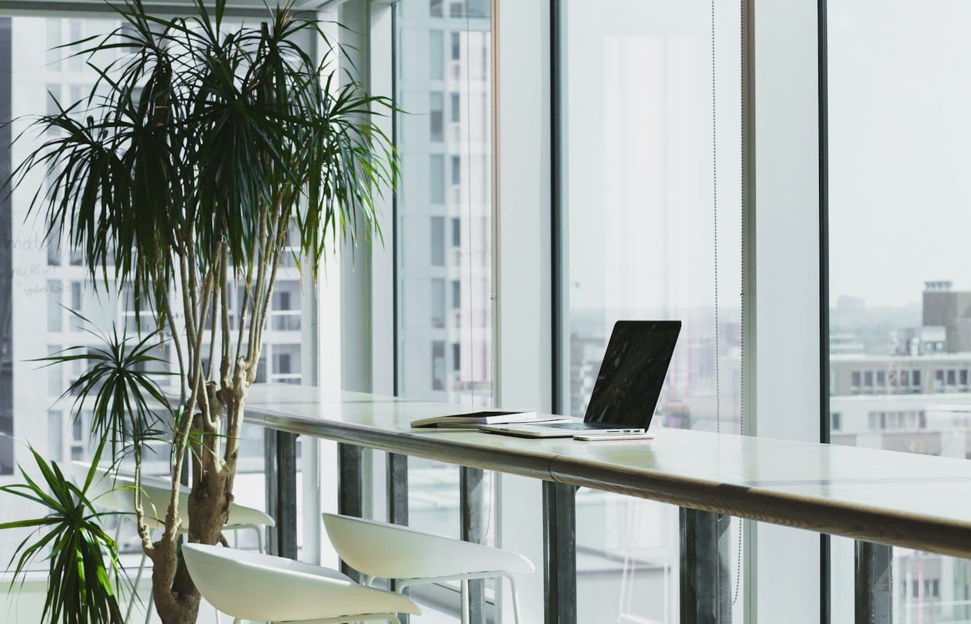 Espace de travail lumineux avec de grandes tables et des ordinateurs