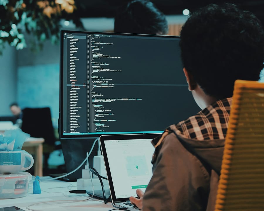 Développeur au travail sur du code
