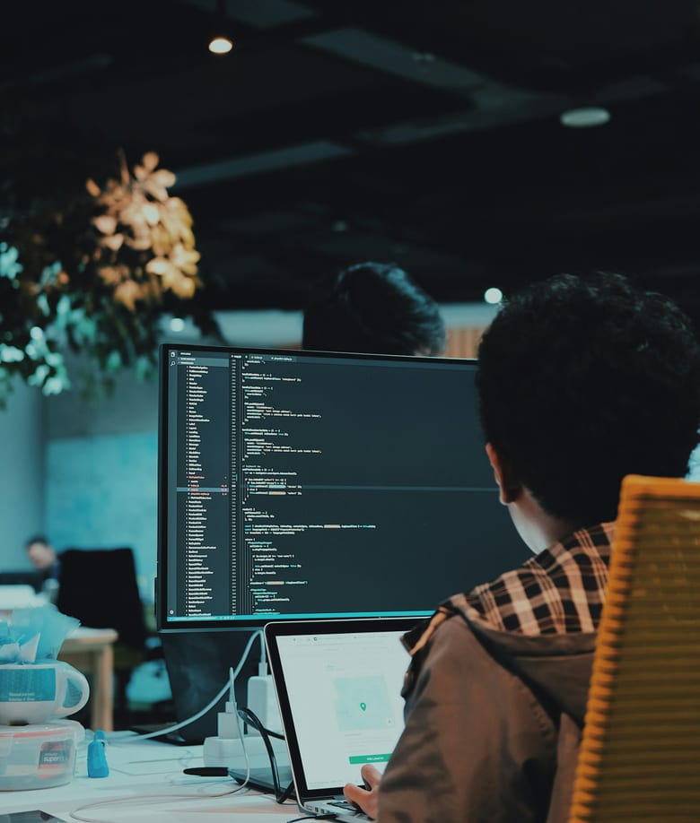 Développeur au travail sur un écran de code